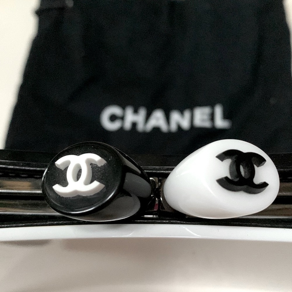 CHANEL 🖤 RARE Vintage Lucite Acrylic Black 🖤White Kiss 💋 Lock Mini CC Clutch